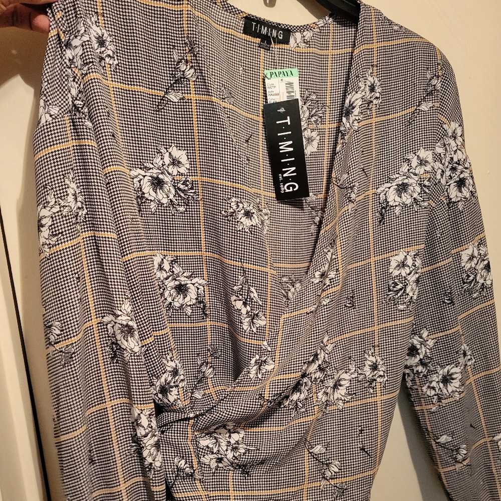 Cute Wrap Blouse!! Size Large!